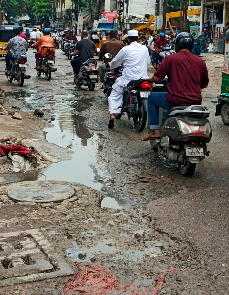 గుంతల రోడ్లలో ప్రయాణం నరకం