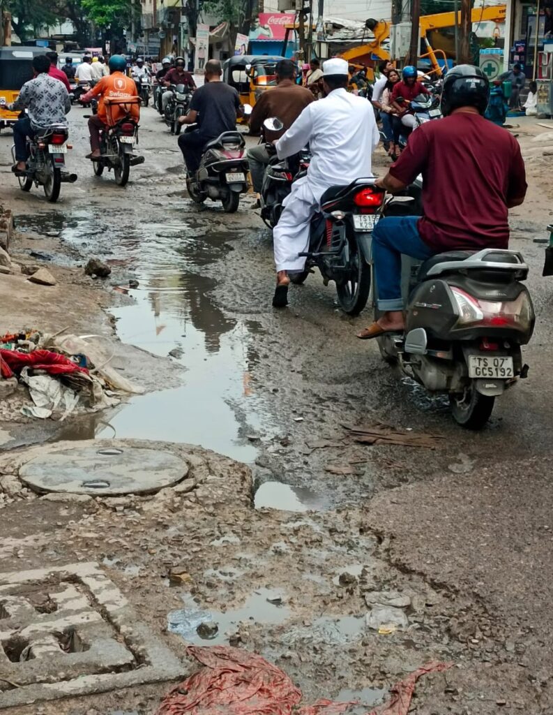గుంతల రోడ్లలో ప్రయాణం నరకం