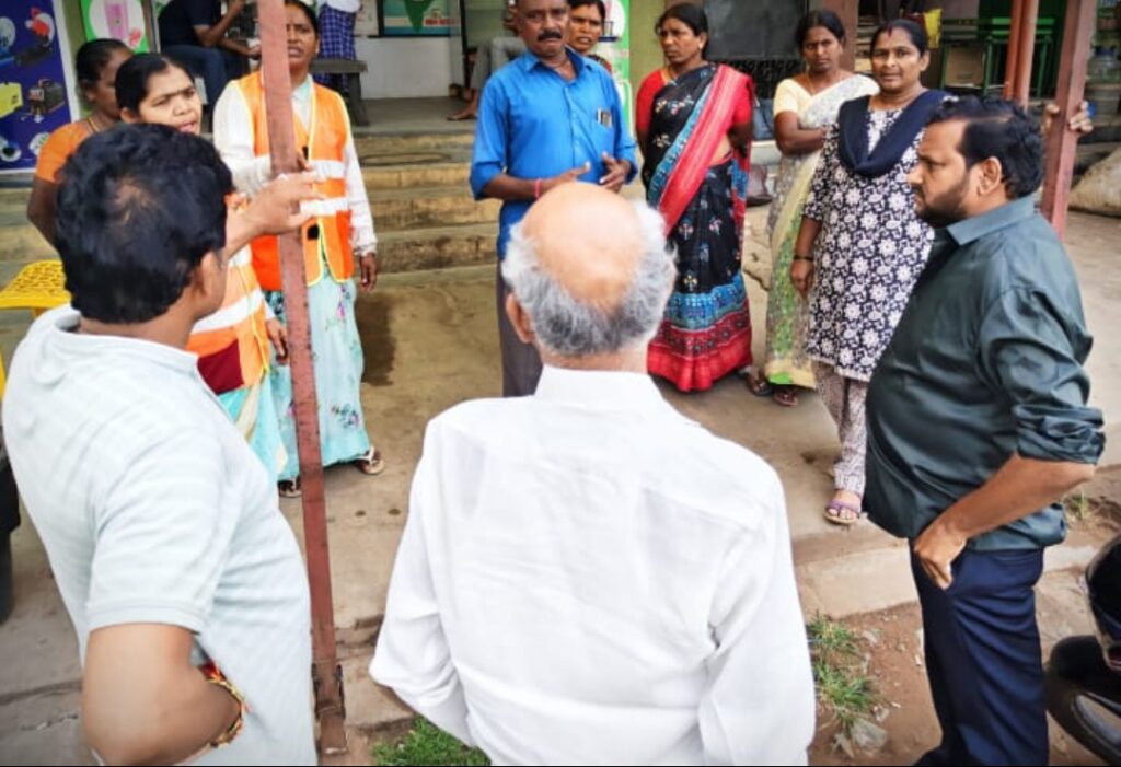పారిశుధ్య కార్మికులపై సానిటరీ ఫీల్డ్ అసిస్టెంట్ జులుం