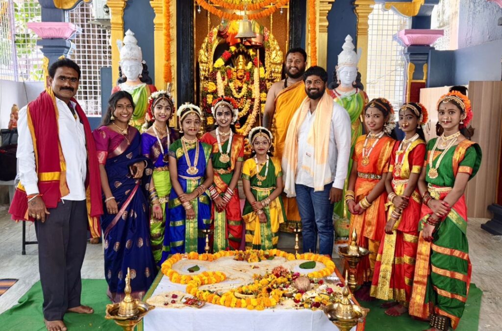 నల్ల పోచమ్మ ఆలయంలో ఆకట్టుకున్న అఖిల డాన్స్ అకాడమీ విద్యార్థుల నృత్య ప్రదర్శన 