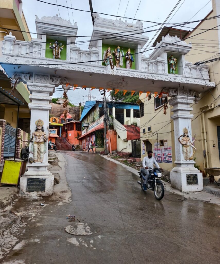 త్రాగునీరు లీకేజీ అయి డ్రైనేజ్ లో కలుస్తున్నా పట్టించుకోరా..?
