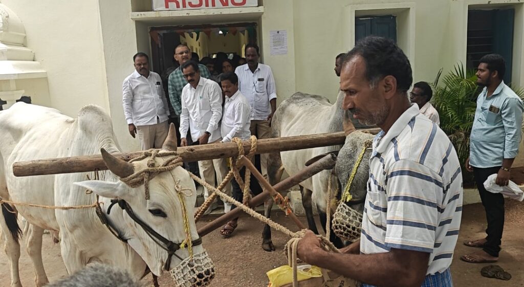 కాడెద్దులతో నిరసన