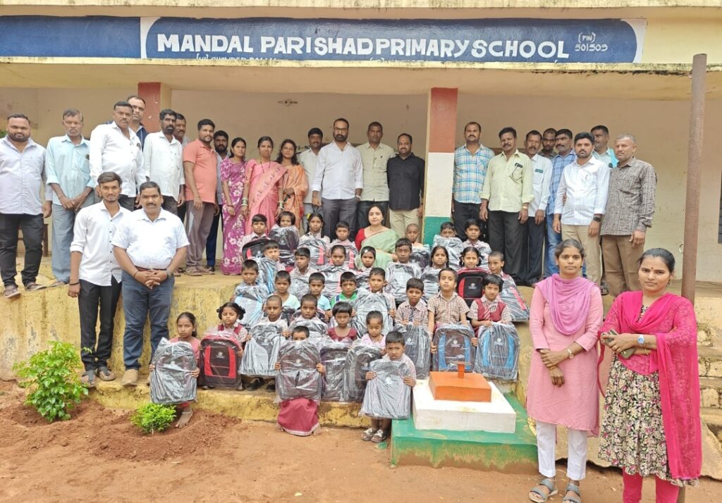 ప్రభుత్వ పాఠశాల విద్యార్థులకు ఉచితంగా బ్యాగుల పంపిణీ 