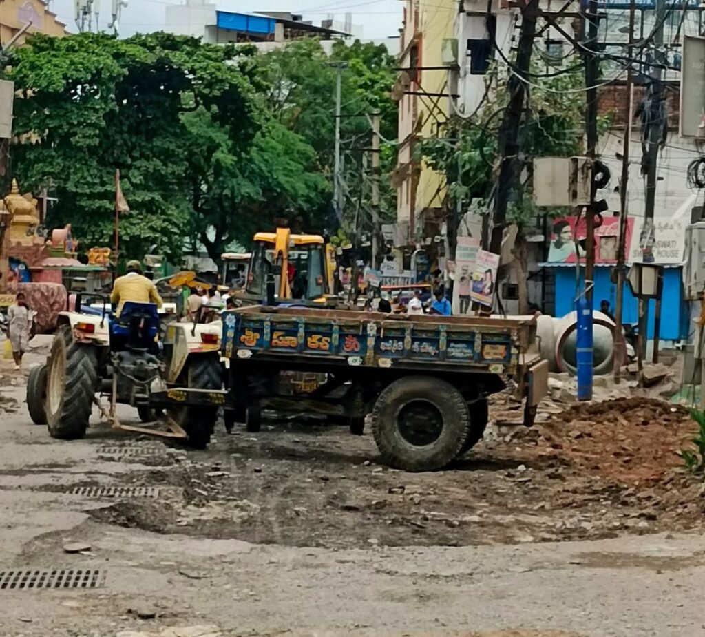 సీసీ రోడ్డు పనుల కారణంగా ట్రాఫిక్ మళ్లింపులు