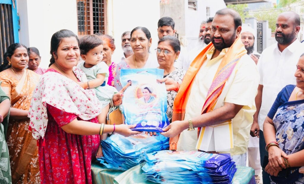 ఇందిరమ్మ మహిళా శక్తి చీరల పంపిణీ
