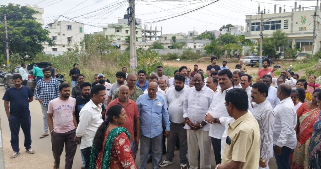 పార్క్ స్థలం కబ్జా చేసిన వారిపై క్రిమినల్ కేసులు నమోదు చేయాలి 