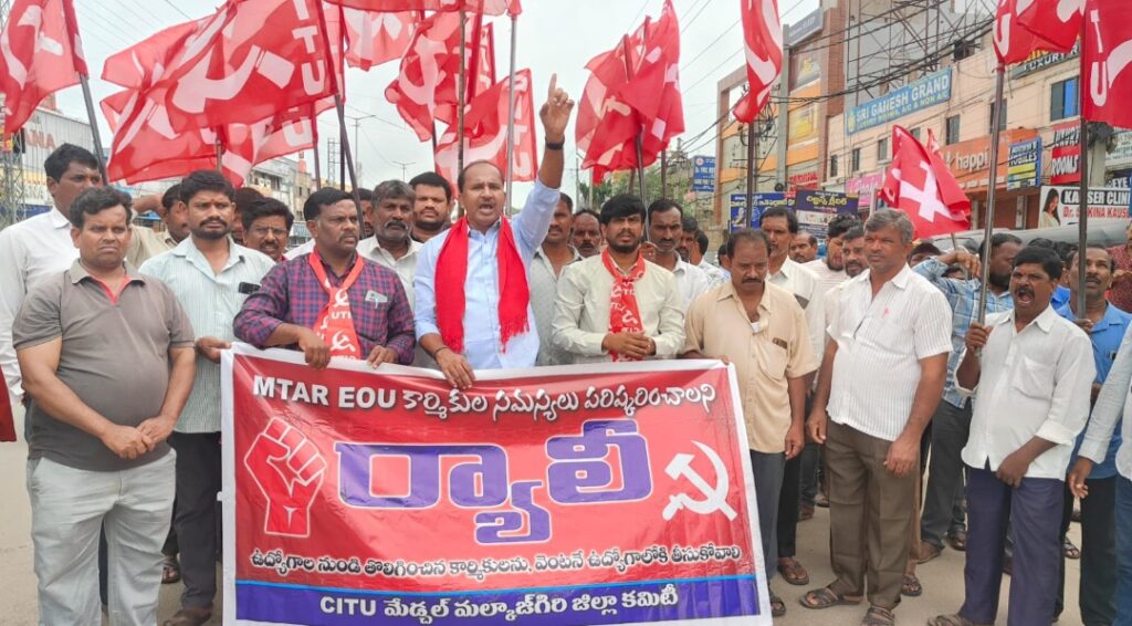 కార్మికుల‌ను వెంట‌నే ప‌ర్మినెంట్ చేయాలి