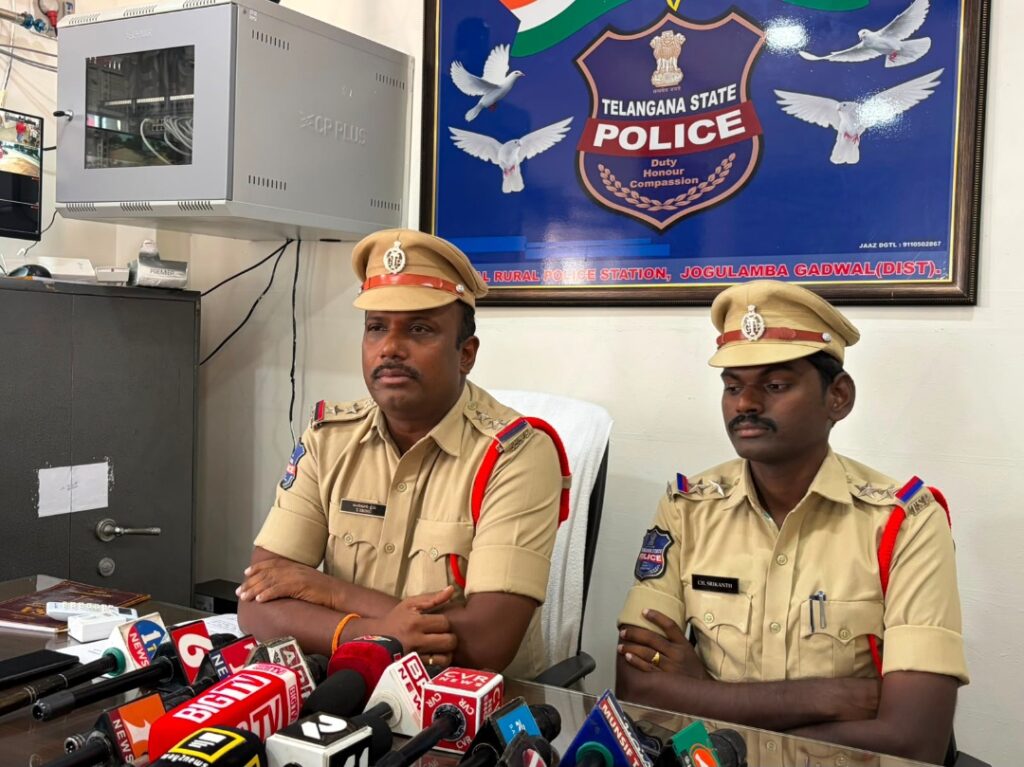 ప్లాస్టిక్ సామాన్లు అమ్ముతూ చోరీలు