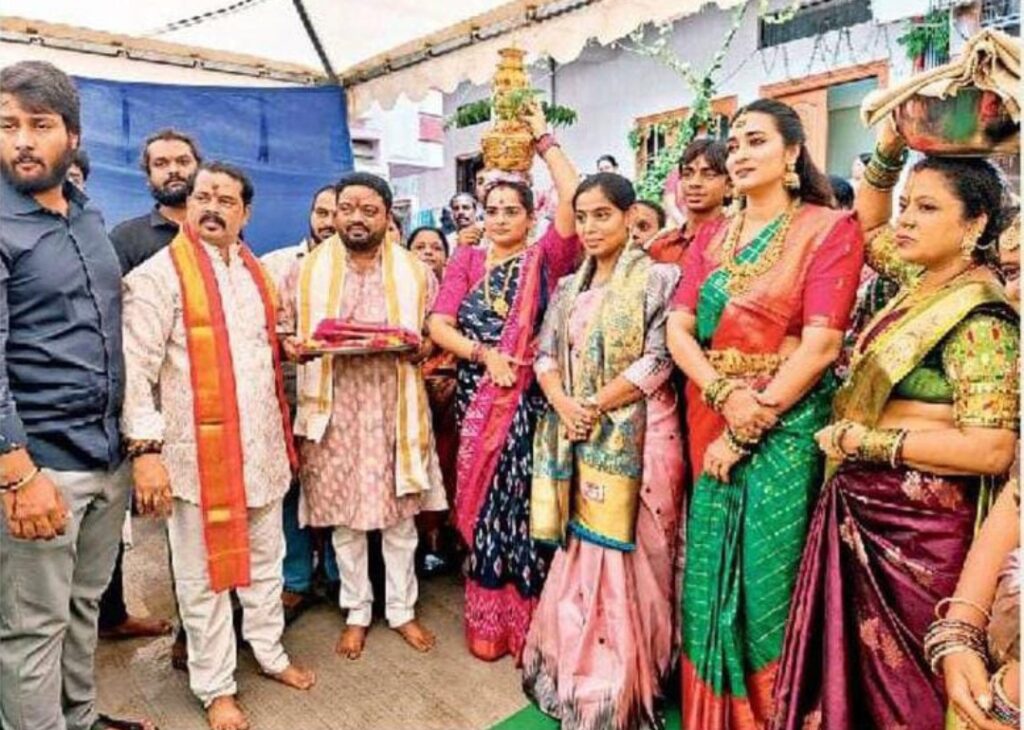 లాల్ దర్వాజా శ్రీ సింహవాహిని మహంకాళీ అమ్మవారికి బంగారు బోనం