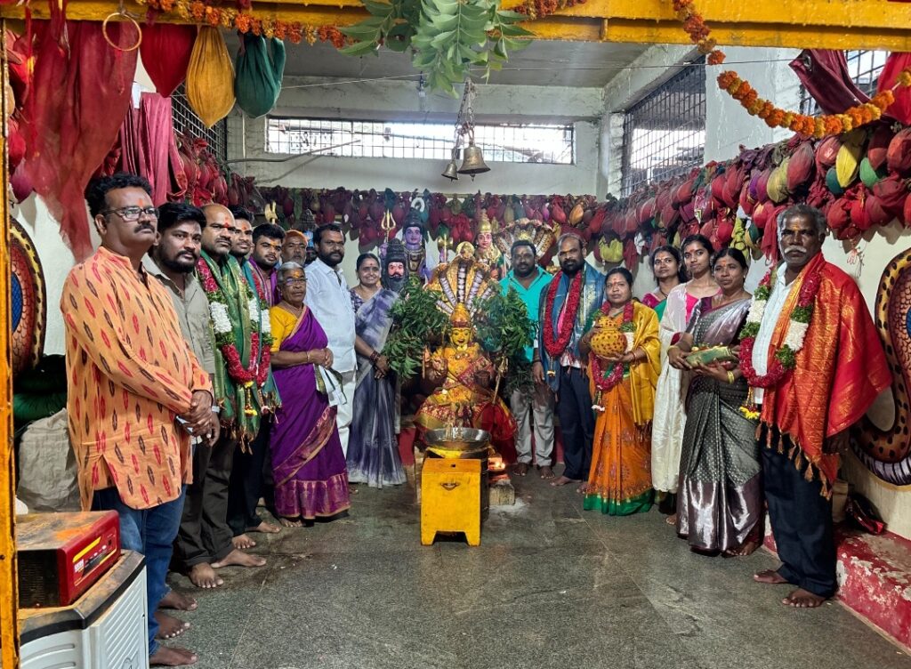 కుటుంబ సభ్యులతో బోనం సమర్పించిన బోరెడ్డి అయోధ్య రెడ్డి 