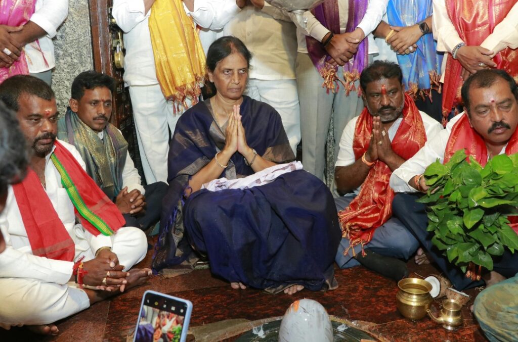 శ్రీ శివగంగ రాజరాజేశ్వరి రాజరాజేశ్వర దేవస్థానంలో సబితా ఇంద్రారెడ్డి ప్రత్యేక పూజలు